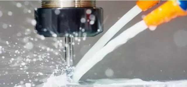 （图：切削液使用场景）