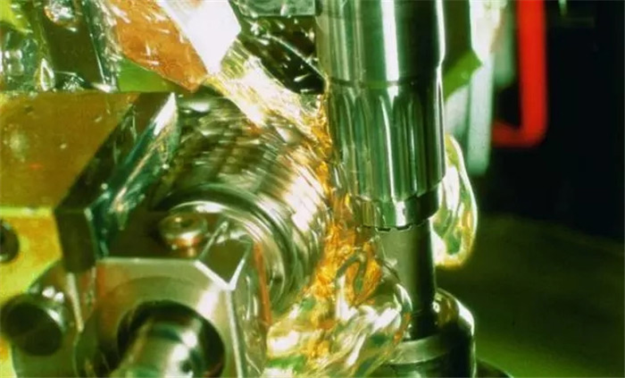 （图：切削液使用场景）