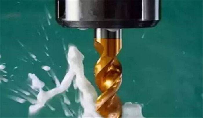 （图：切削液使用场景）