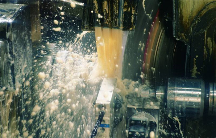 （图：切削液使用场景）