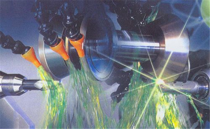 （图：切削液使用场景）