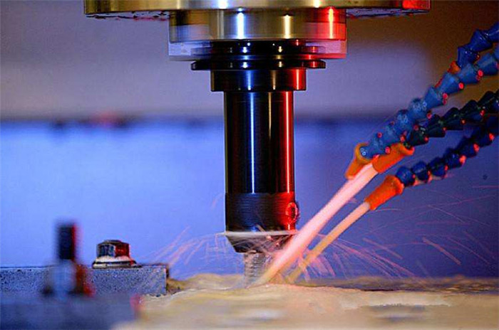 （图：金属加工液使用场景）